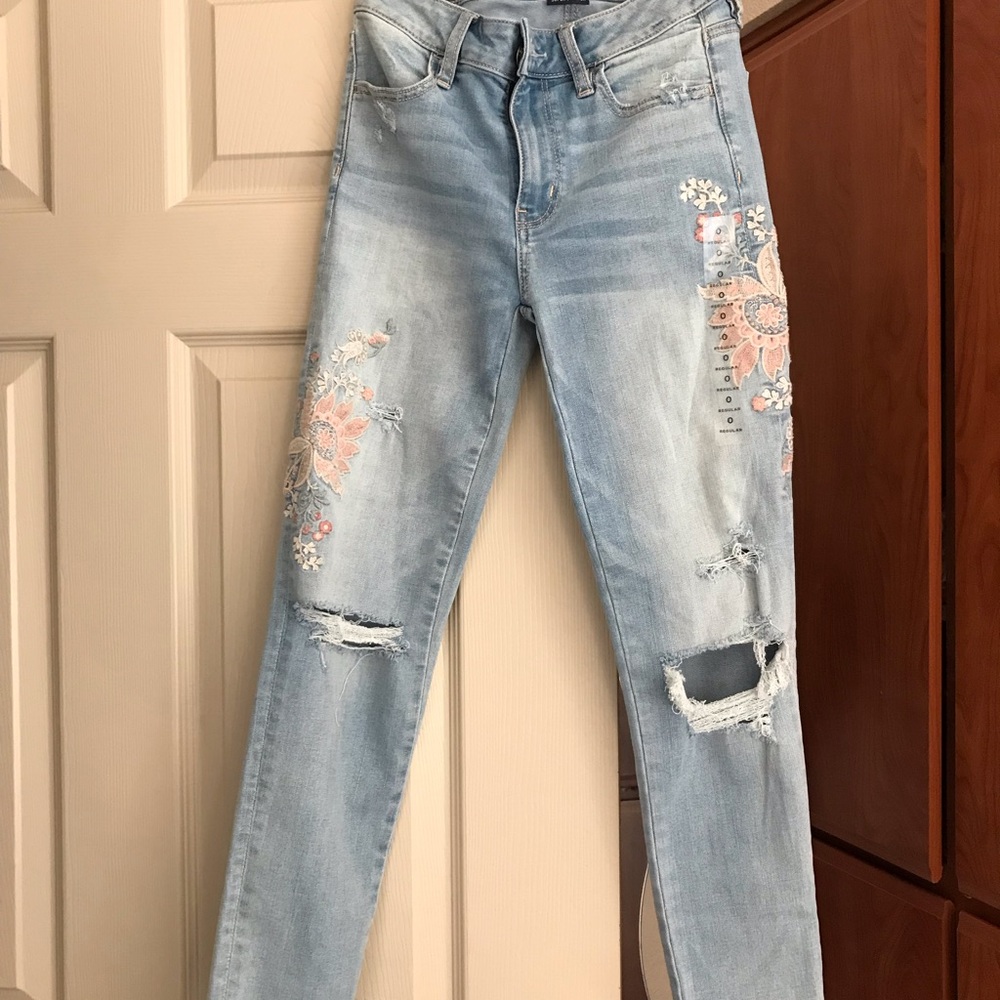 Rare flower design jeans with partial tags on.